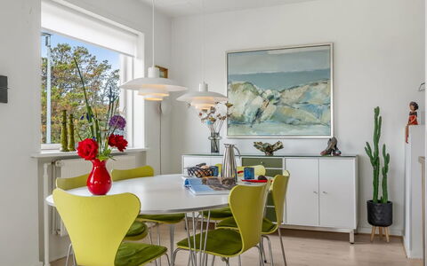 Kurt - 600M from the Sea: Mueble, Diseño De Interiores, Mesa, Piso, Techo, Silla, Comedor, Cocina Y Comedor Mesa, Encendiendo, Suelo