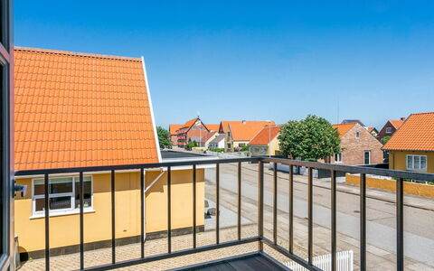 Elnara - 900M from the Sea: Barrio Residencial, Techo, Suburbio, Entrada De Coches, Inmuebles, Tubo De Lámpara