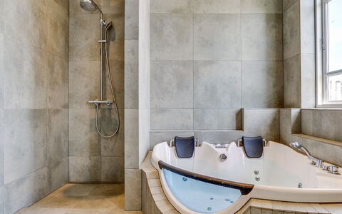 Sölve - 900M from the Sea: Bañera, Arreglo De Tubería, Baño, Piso, Diseño De Interiores, Suelo, Plomería, Grifo, Ducha, Loseta