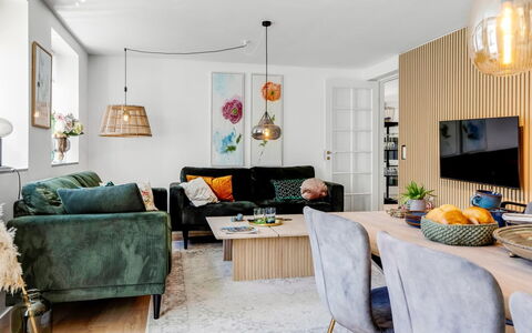 Viivi - 900M from the Sea: Mueble, Diseño De Interiores, Sofá, Piso, Suelo, Sala, Pared, Habitación, Madera, Casa