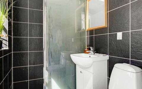 Viivi - 900M from the Sea: Pared, Piso, Suelo, Arreglo De Tubería, Diseño De Interiores, Baño, Encendiendo, Baño, Plomería, Asiento Del Baño