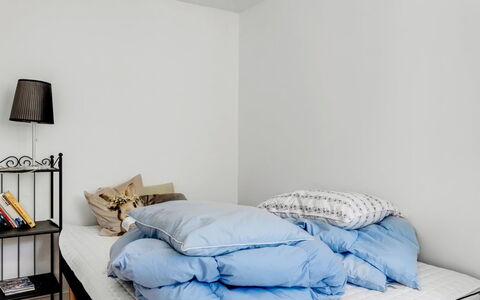 Viivi - 900M from the Sea: Cama, Habitación, Mueble, Lecho, Sábana, Linos, Diseño De Interiores, Textil, Suelo, Habitación