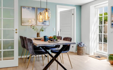 Viivi - 900M from the Sea: Mueble, Diseño De Interiores, Piso, Madera, Suelo, Comedor, Mesa, Cocina Y Comedor Mesa, Habitación, Suelos De Madera