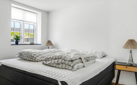 Viivi - 900M from the Sea: Habitación, Suelo, Cama, Piso, Lecho, Diseño De Interiores, Marco De La Cama, Sábana, Linos