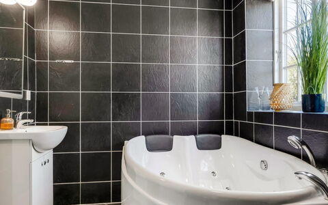 Viivi - 900M from the Sea: Baño, Arreglo De Tubería, Diseño De Interiores, Piso, Bañera, Suelo, Plomería, Grifo, Lavabo, Encendiendo