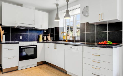 Viivi - 900M from the Sea: Cocina, Aparato De Cocina, Mostrador, Electrodoméstico, Piso, Gabinetes, Diseño De Interiores, Electrodoméstico, Suelo, Lavabo