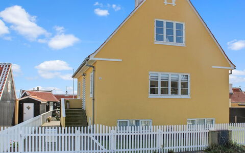 Borka - 150M from the Sea: Edificio, Ventana, Casa, Fachada, Techo, Casa, Barrio Residencial, Arquitectura, Cabaña, Material Compuesto