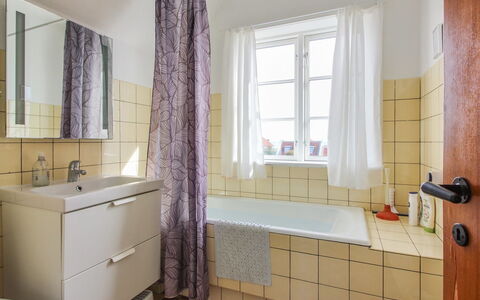 Borka - 150M from the Sea: Piso, Diseño De Interiores, Arreglo De Tubería, Baño, Suelo, Bañera, Plomería, Grifo, Cortina, Habitación