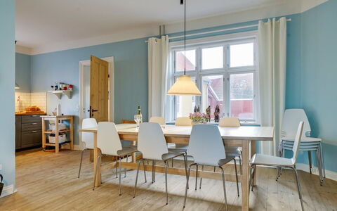 Reko - 500M from the Sea: Mueble, Diseño De Interiores, Piso, Madera, Suelo, Techo, Silla, Suelos De Madera, Cocina Y Comedor Mesa, Comedor