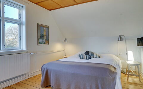 Reko - 500M from the Sea: Cama, Habitación, Piso, Diseño De Interiores, Suelo, Madera, Techo, Suelos De Madera, Sábana, Lecho