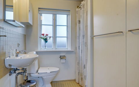 Reko - 500M from the Sea: Baño, Arreglo De Tubería, Lavabo Del Baño, Lavabo, Piso, Diseño De Interiores, Suelo, Baño, Grifo, Plomería