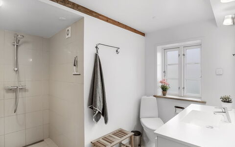 Juhana - 150M from the Sea: Piso, Pared, Diseño De Interiores, Arreglo De Tubería, Suelo, Baño, Techo, Grifo, Plomería, Casa