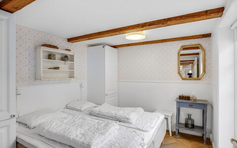 Juhana - 150M from the Sea: Diseño De Interiores, Habitación, Pared, Cama, Madera, Techo, Mueble, Suelo, Lecho, Piso