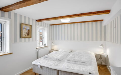 Juhana - 150M from the Sea: Diseño De Interiores, Madera, Habitación, Techo, Piso, Suelo, Cama, Lecho, Sábana, Linos