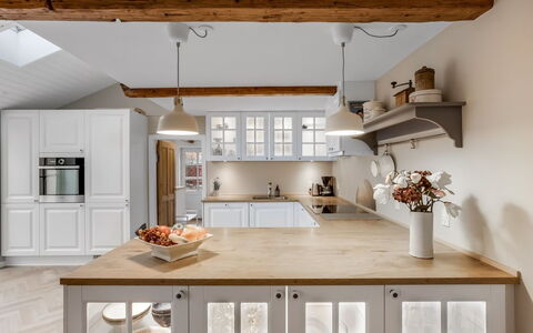 Juhana - 150M from the Sea: Mueble, Cocina, Gabinetes, Diseño De Interiores, Mostrador, Piso, Lámpara, Madera, Techo, Aparato De Cocina