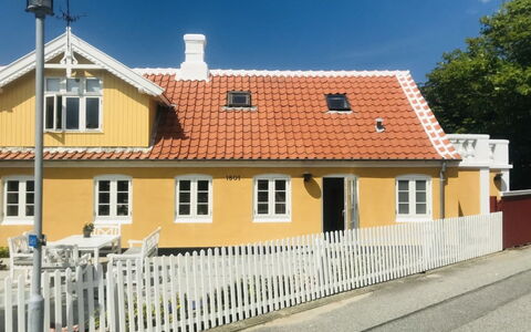 Juhana - 150M from the Sea: Madera, Techo, Arquitectura, Casa, Casa, Cabaña, Vía Muerta, Madera Dura, Pendiente, Inmuebles