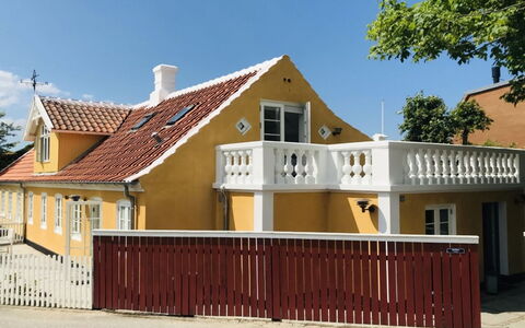 Juhana - 150M from the Sea: Madera, Techo, Arquitectura, Casa, Casa, Cabaña, Vía Muerta, Madera Dura, Pendiente, Inmuebles