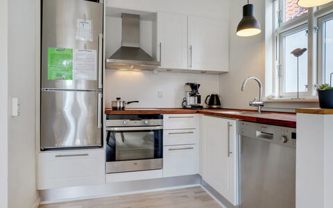Naina - 200M from the Sea: Cocina, Aparato De Cocina, Mostrador, Piso, Gabinetes, Electrodoméstico, Diseño De Interiores, Mueble, Electrodoméstico, Madera