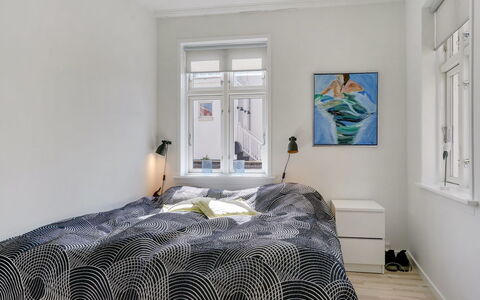 Naina - 200M from the Sea: Cama, Habitación, Diseño De Interiores, Mueble, Lecho, Sábana, Madera, Suelo, Piso, Linos