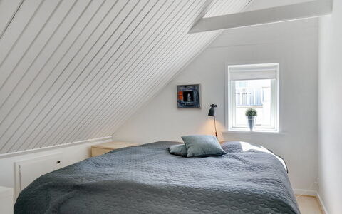Naina - 200M from the Sea: Habitación, Madera, Diseño De Interiores, Techo, Cama, Piso, Suelo, Lecho, Sábana, Encendiendo