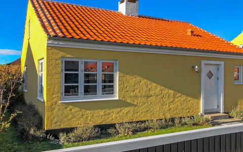 Fulla - 1.1Km from the Sea: Ventana, Amarillo, Casa, Techo, Cabaña, Casa, Ventana De Guillotina, Vía Muerta, Pintar, Casa De Campo