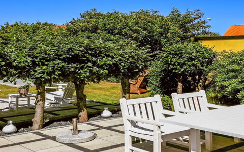 Fulla - 1.1Km from the Sea: Arbusto, Sombra, Jardín, Plantas Leñosas, Maceta, Paisajismo, Yarda, Mueble Para Exteriores, Pasarela, Banco Al Aire Libre