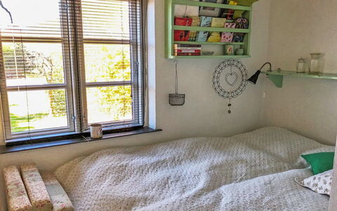 Fulla - 1.1Km from the Sea: Mueble, Habitación, Diseño De Interiores, Cama, Pared, Lecho, Sábana, Linos, Madera, Suelo