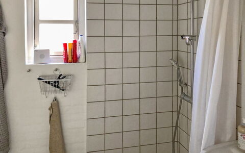 Fulla - 1.1Km from the Sea: Pared, Baño, Arreglo De Tubería, Piso, Diseño De Interiores, Suelo, Plomería, Loseta, Habitación, Grifo