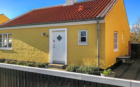 Fulla - 1.1Km from the Sea: Ventana, Casa, Techo, Cabaña, Casa, El Terreno Del Lote, Material Compuesto, Puerta, Ventana De Guillotina, Pendiente