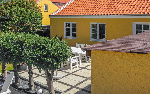 Fulla - 1.1Km from the Sea: Casa, Cabaña, Jardín, Sombra, Yarda, Patio Interior, Paisajismo, Mueble Para Exteriores, Planta De Casa, Eco Hotel