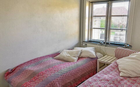 Fulla - 1.1Km from the Sea: Cama, Habitación, Lecho, Suelo, Pared, Sábana, Piso, Linos, Madera, Diseño De Interiores