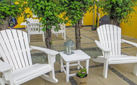 Fulla - 1.1Km from the Sea: Mueble, Mueble Para Exteriores, Silla, Madera Dura, Mesa Al Aire Libre, Manchas De Madera, Brazo, Jardín, Patio, Maceta