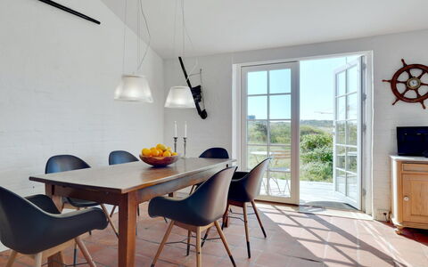 Jantje - 500M from the Sea: Mueble, Piso, Diseño De Interiores, Silla, Madera, Suelo, Mesa, Comedor, Cocina Y Comedor Mesa, Encendiendo