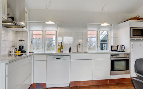 Jantje - 500M from the Sea: Cocina, Piso, Aparato De Cocina, Mostrador, Diseño De Interiores, Electrodoméstico, Gabinetes, Suelo, Techo, Electrodoméstico