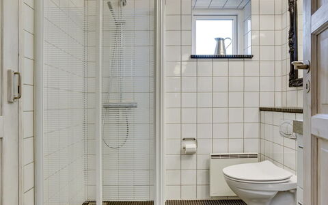 Jantje - 500M from the Sea: Baño, Asiento Del Baño, Arreglo De Tubería, Pared, Baño, Piso, Suelo, Diseño De Interiores, Plomería, Loseta