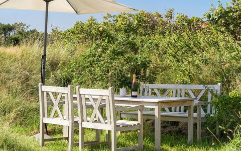 Jantje - 500M from the Sea: Mueble, Mueble Para Exteriores, Mesa, Silla, Mesa Al Aire Libre, Sombra, Cocina Y Comedor Mesa, Jardín, Patio, Madera Dura