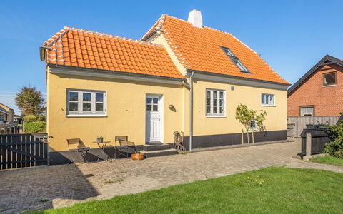 Kätlin - 1.1Km from the Sea: Hierba, Casa, Techo, Casa, Cabaña, Arbusto, El Terreno Del Lote, Área Rural, Casa De Campo, Cobertura Del Suelo