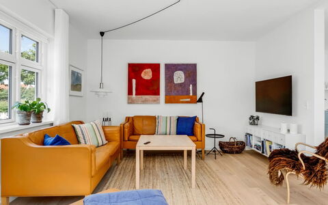 Hansiane - 500M from the Sea: Mueble, Sofá, Diseño De Interiores, Piso, Pared, Suelo, Sala, Madera, Departamento, Habitación