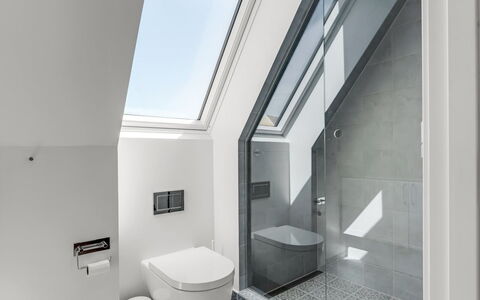 Hansiane - 500M from the Sea: Piso, Techo, Arreglo De Tubería, Suelo, Diseño De Interiores, Baño, Plomería, Vaso, Loseta, Baño