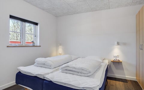 Arlene - 800M from the Sea: Techo, Habitación, Cama, Lecho, Sábana, Habitación, Marco De La Cama, Lámpara, La Luz Del Día