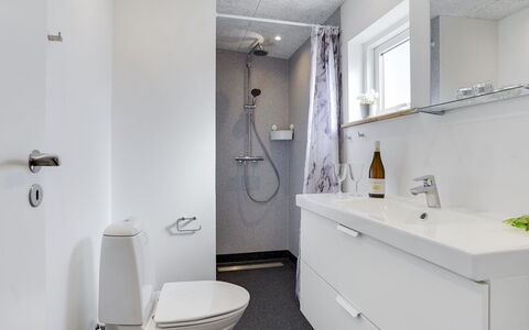 Arlene - 800M from the Sea: Piso, Arreglo De Tubería, Suelo, Diseño De Interiores, Baño, Lavabo, Mueble De Baño, Plomería, Baño, Grifo