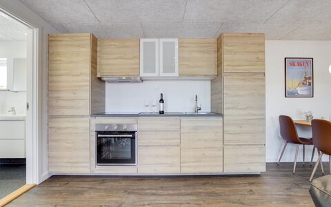 Arlene - 800M from the Sea: Madera, Piso, Suelo, Mueble, Cocina, Techo, Mostrador, Suelos De Madera, Diseño De Interiores, Departamento