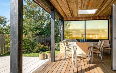 Villum - 700M from the Sea: Arquitectura, Techo, Casa, Material Compuesto, La Luz Del Día, Vía Muerta, Entrada De Coches