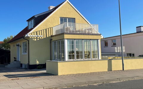 Elka - 100M from the Sea: Barrio Residencial, Techo, Suburbio, Entrada De Coches, Inmuebles, Tubo De Lámpara