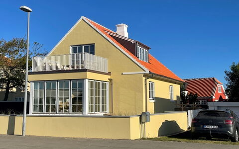 Elka - 100M from the Sea: Barrio Residencial, Techo, Suburbio, Entrada De Coches, Inmuebles, Tubo De Lámpara