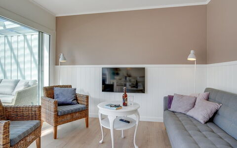 Sylwia - 800M from the Sea: Diseño De Interiores, Piso, Mueble, Pared, Suelo, Madera, Techo, Habitación, Encendiendo, Casa
