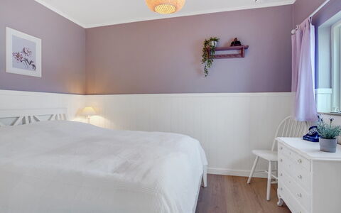 Sylwia - 800M from the Sea: Diseño De Interiores, Habitación, Madera, Techo, Suelo, Piso, Cama, Encendiendo, Lecho, Mueble
