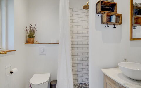Sylwia - 800M from the Sea: Baño, Pared, Diseño De Interiores, Arreglo De Tubería, Piso, Suelo, Espejo, Baño, Grifo, Casa