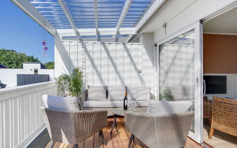 Sylwia - 800M from the Sea: Mueble, Madera, Mueble Para Exteriores, Diseño De Interiores, Suelo, Casa, Mesa, Porche, Silla, Cubierta