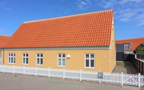 Gine - 1.5Km from the Sea: Techo, Casa, Casa, Cabaña, Puerta, Vía Muerta, Cubierta, Porche, Tablón, Madera Dura